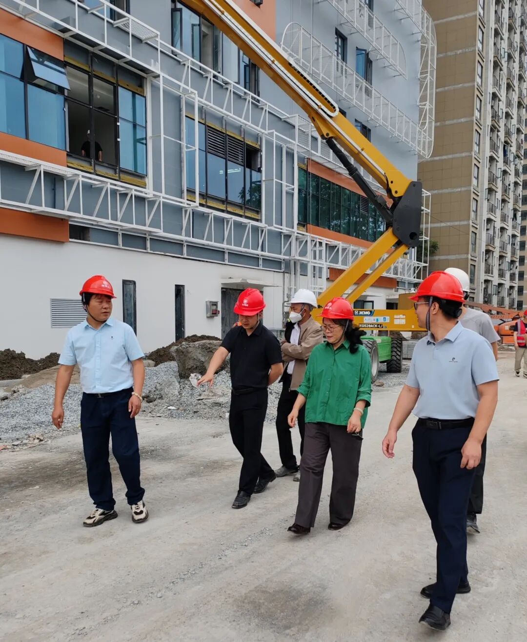 保持奋进姿态 确保圆满收官 ——副校长毛秋红赴研究生公寓施工现场指导工作