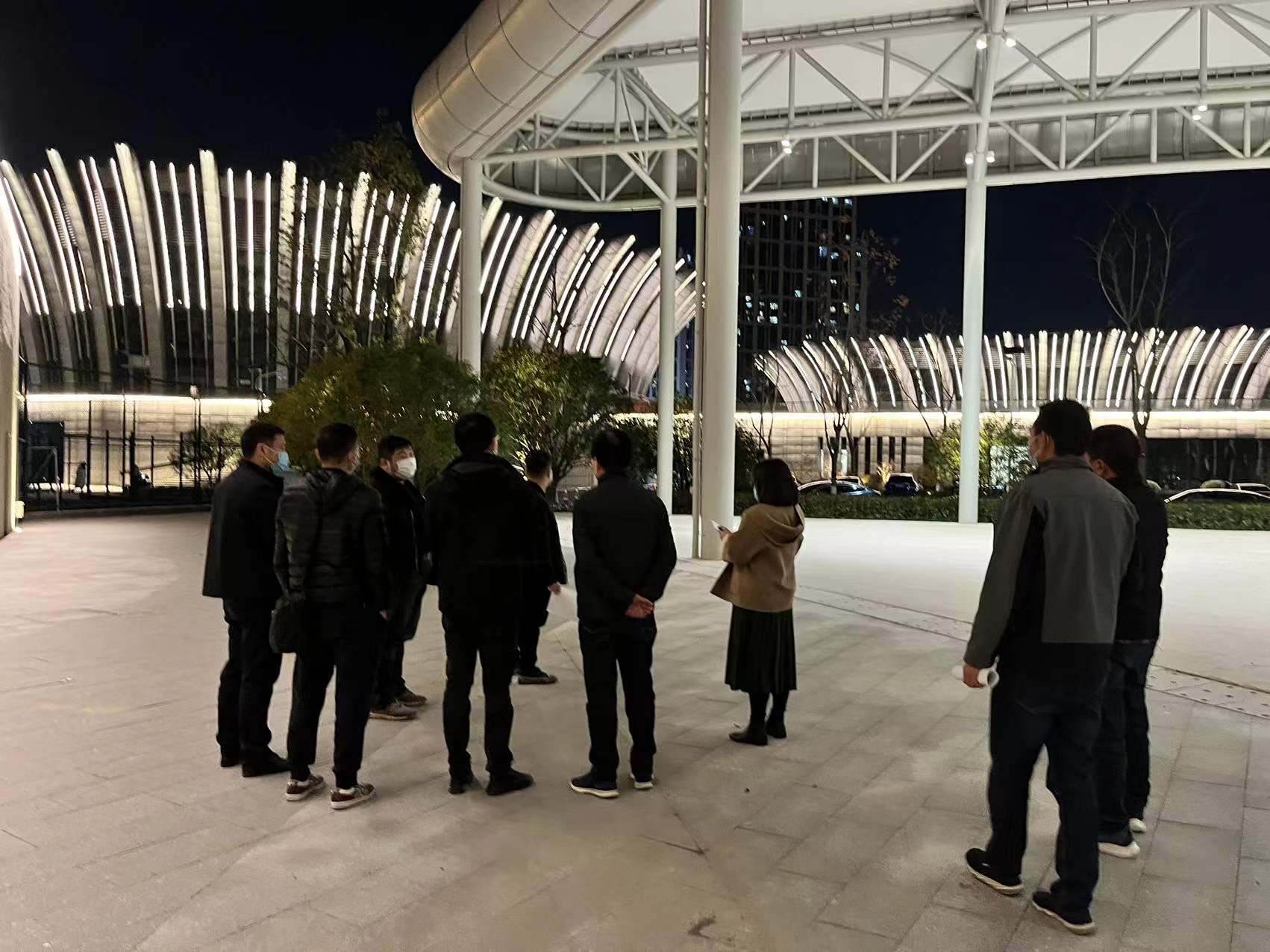 学校亚运场馆建设项目通过泛光照明工程亮灯效果验收