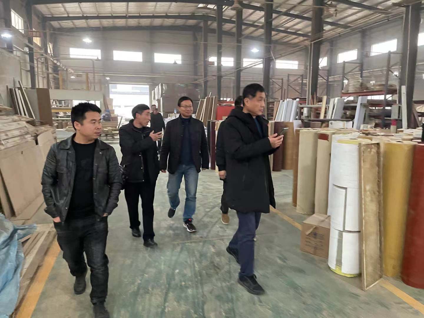 亚运改建项目人员赴江西德兴木门厂家考察